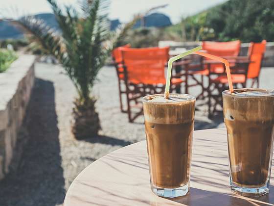 Kofein při dodržení pitného režimu neškodí ani v létě (Zdroj: Depositphotos (https://cz.depositphotos.com))