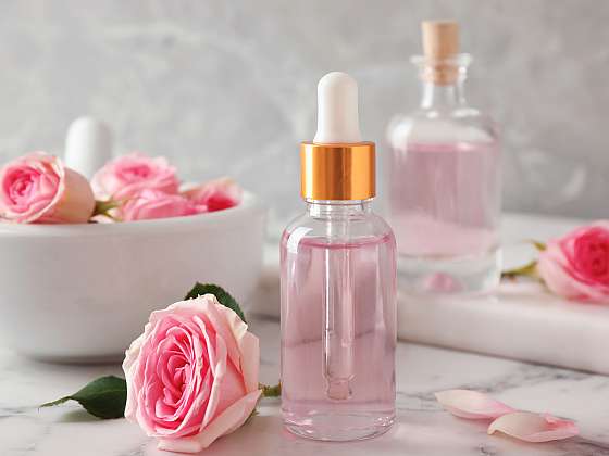 Vyrobte si originální parfém s vůní růže (Zdroj: Depositphotos (https://cz.depositphotos.com))