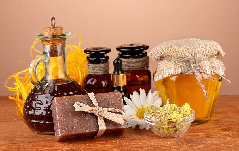Jistě jste si všimli, že se med často objevuje v různých kosmetických výrobcích