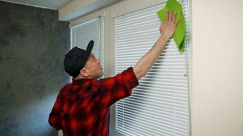 Dříve, než se pustíte do samotného umývání oken, je nutné nejprve utřít žaluzie
