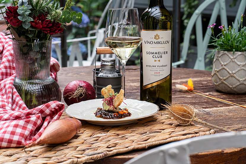 Králičí paštika s chipsem a cibulovo-rakytníkovým chutney