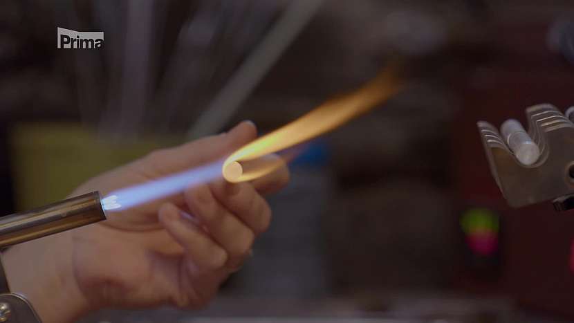 Rozehřívání tyčoviny v plameni sklářského kahanu