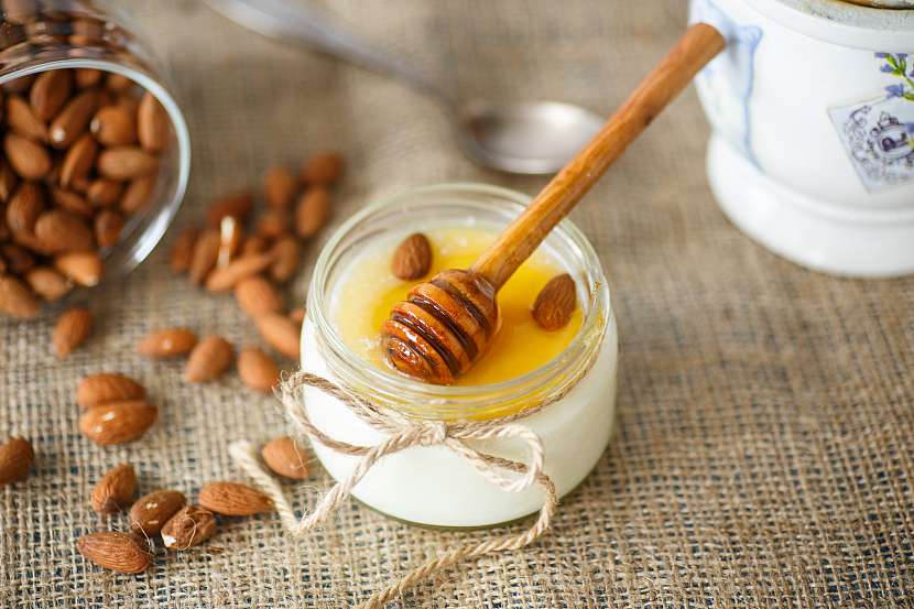 Domácí jogurt skvěle doladí i med a oříšky