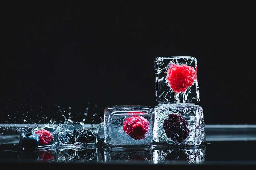 Různé ovoce zamrazené v kostkách ledu obohatí letní nápoje