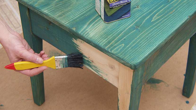 Jak vyrobit stoličku s nádechem patiny: štokrle natřeme lazurovací barvou