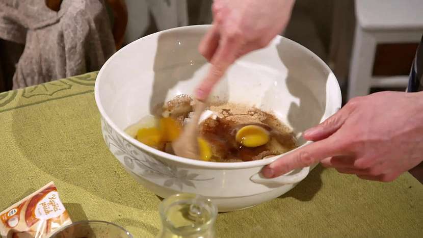 Utřete celá vejce s cukrem do pěny