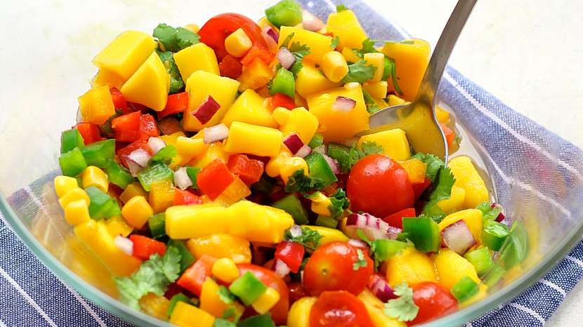 Letní saláty: mango s koriandrem a zeleninou ze zahrádky