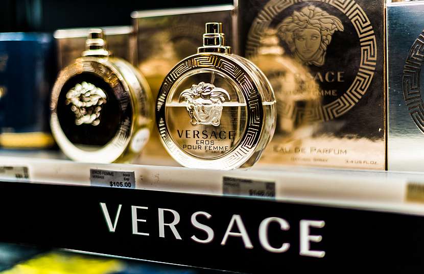 Milovníci okázalého stylu a luxusu neomylně sáhnou po Versace Eros Pour Femme