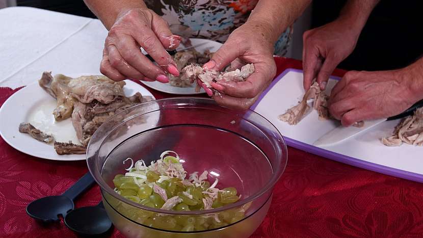 Recept na kuřecí salát: maso natrháme na kousky