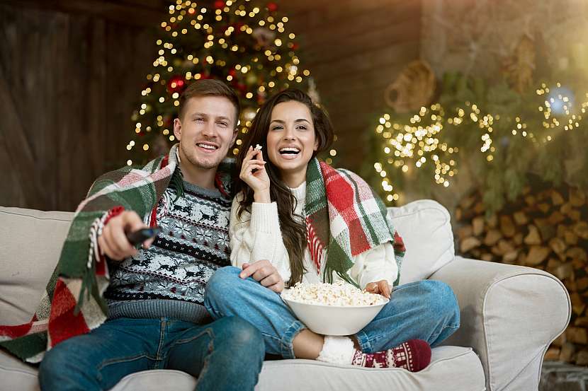 Vánoce nemusí prožít jen u televize a obloženi laskominami