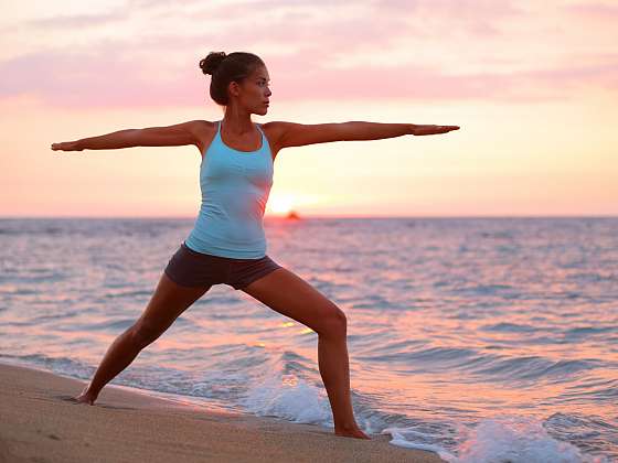 Do kondice se dostanete i s jógou, která si hravě poradí také se stresem (Zdroj: Shutterstock)