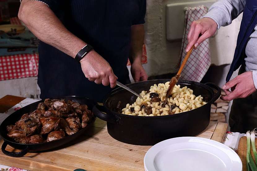 Recept na krušnohorské kuře: uvařené těstoviny promícháme s houbami a cibulí