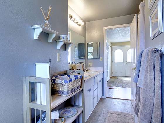 Úložné prostory v koupelně můžeme vhodně doplnit o různé druhy boxů a doplňků (Zdroj: Depositphotos.com)