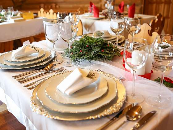Slavnostně nazdobený stůl je začátkem pohoštění na Vánoce (Zdroj: Depositphotos)