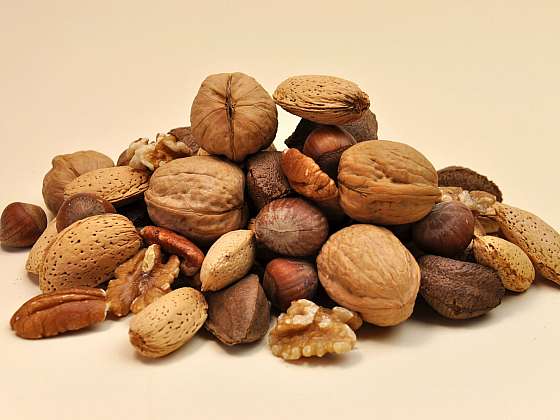 Různé ořechy a oříšky by v našem jídelníčku neměly chybět (Zdroj: Depositphotos)