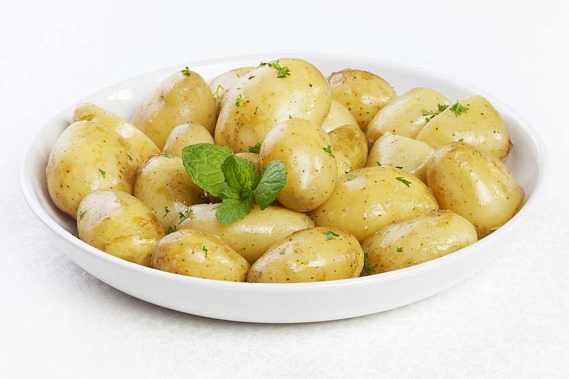 Mladé brambory vařené ve slupce jsou skvělou přílohou, ale můžete je sníst jen s máslem