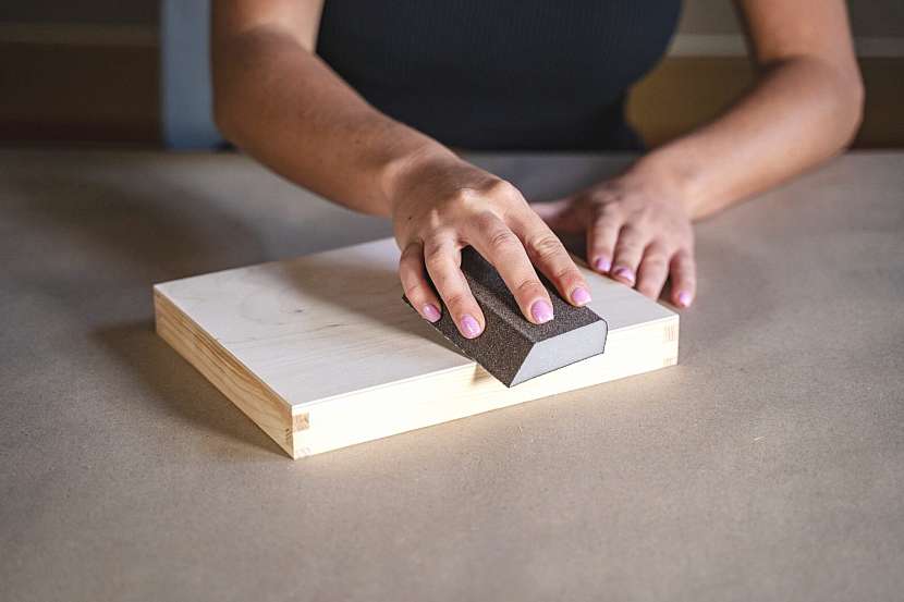 Dřevěný podnos nejdříve jemně zbruste