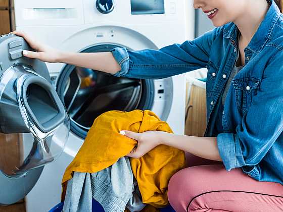 Aby vaše prádlo skutečně čisté bylo, je nutné udržovat v čistotě i pračku (Zdroj: Depositphotos)