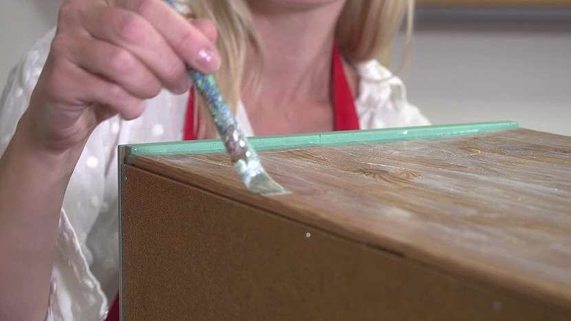 Povrch komody dobře potřete vrstvou lepidla