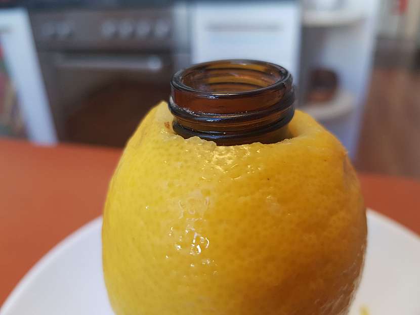 Lahvičku schováme do plodu citronu