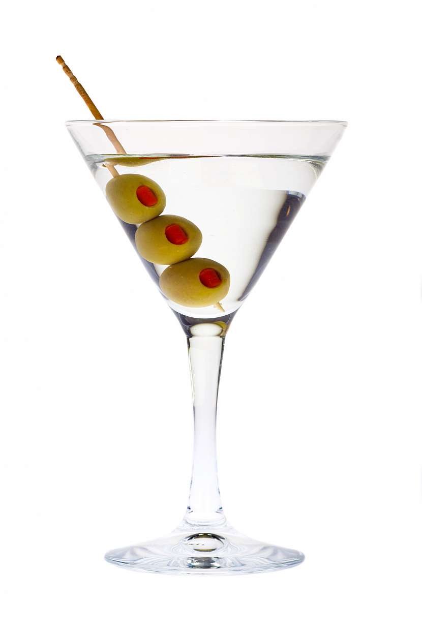 Aperitivy a koktejly se servírují v široce otevřených skelničkách