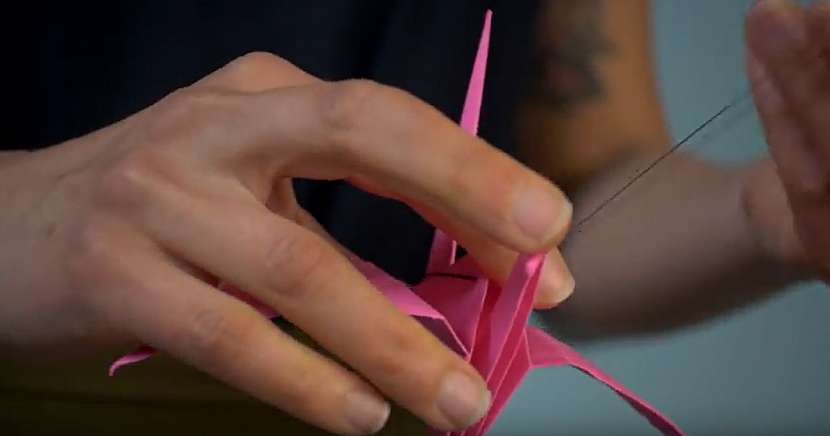Obruč se zavěšenými origami jeřáby: navlečte na nitku