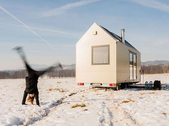 Hliníkový design domku na kolech Mobile Hut si řekl o tepelně izolované hliníkové okenní profily Schüco AWS 50 s pohledovou šířkou pouze 40 mm (vyklápěné ven) a dveře Schüco ADS 50 s dvojitým bezpečnostním sklem.