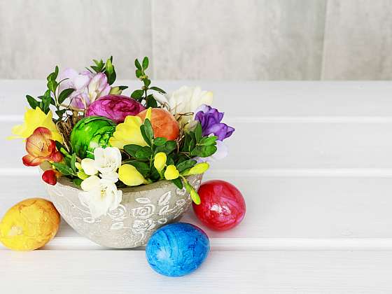 Velikonoční dekorace z frézií zdobí i voní zároveň (Zdroj: Depositphotos)