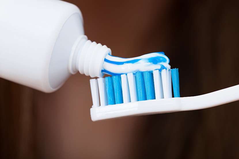 Zubní pasta nevyčistí pouze zuby, ale i připálený plech