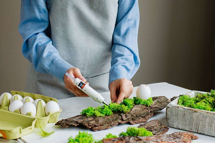 Návod na výrobu velikonoční dekorace z kůry, vejdumků a květin