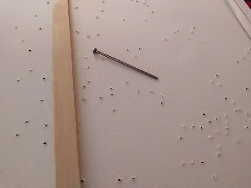 Plátno obraťte a tam, kde jsou díry, se snažte nalepit světýlka