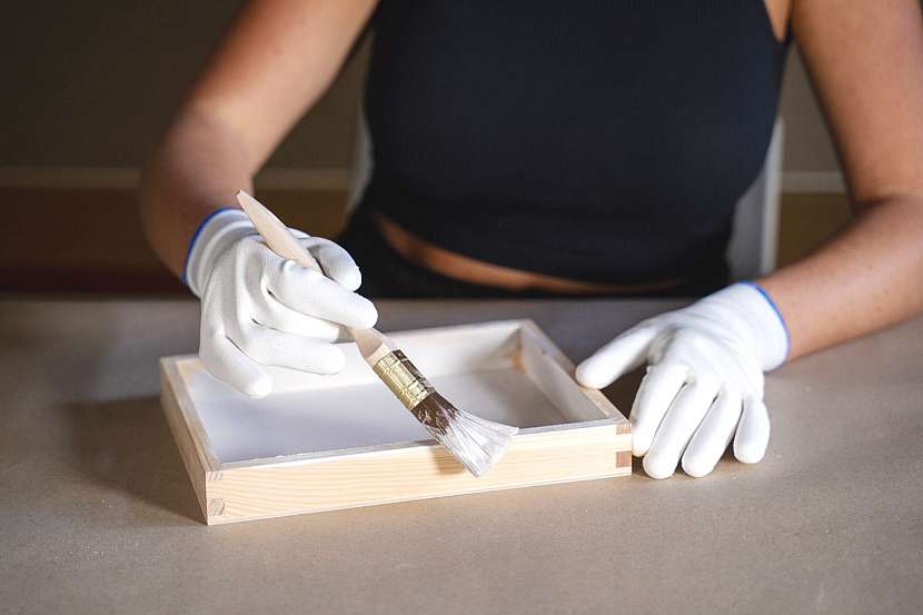 2 vrstvy, odstup 2 hodiny