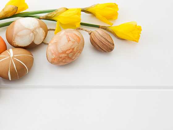 Batikování velikonočních vajíček přírodními barvivy s květinovými motivy (Zdroj: Depositphotos)