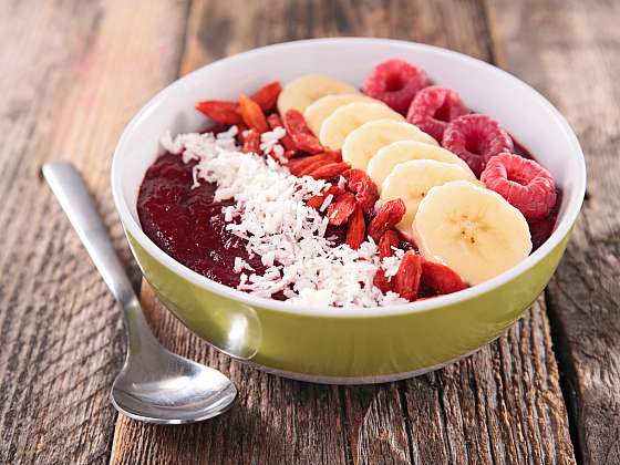 Smoothie bowl ozdobená goji je vynikající zdravou snídaní. Slazení obstará ovoce (Zdroj: Depositphotos (https://cz.depositphotos.com))