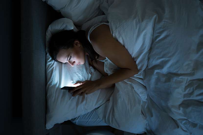 Sledování telefonu či televize před spaním způsobuje nespavost