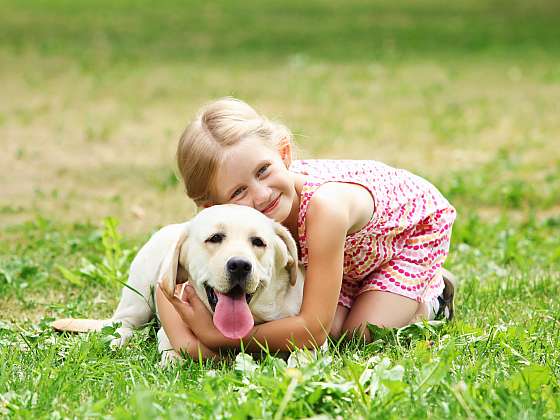 Harmonické soužití dítěte a psa obohatí chlupáče i vašeho potomka (Depositphotos (https://cz.depositphotos.com))