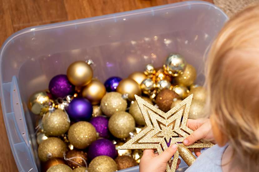 Fialové ozdoby doplněné zlatými nebo bílými budou patřit letos mezi trendy vánoční ozdoby