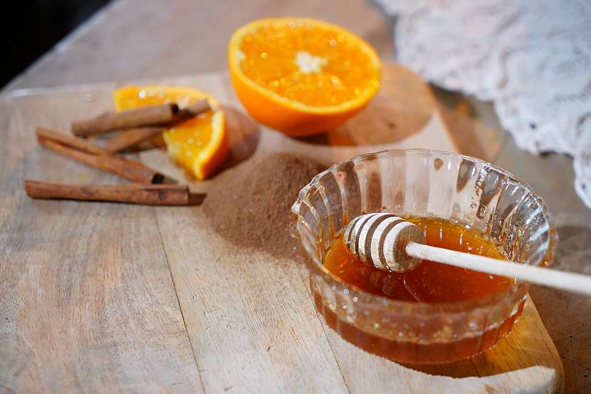Med v spojení so škoricou nielen skvele chutí, ale zároveň posilňuje jej liečivé účinky