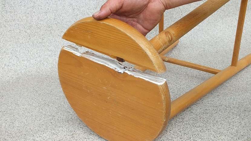 Oprava dřevěné židle: nohu a trnož nasuneme kam patří