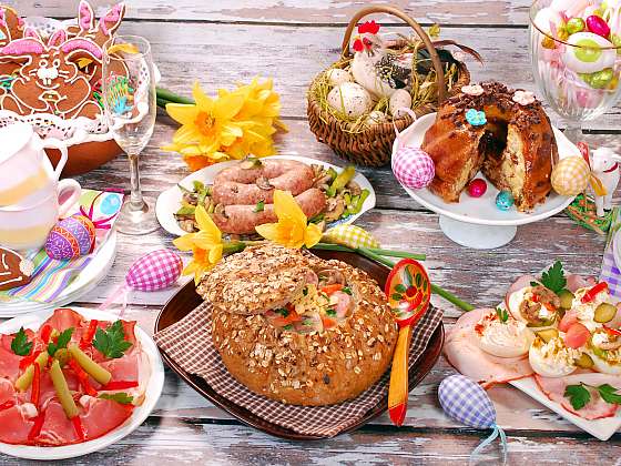 Tradiční velikonoční jídla jsou silně ovlivněna křesťanskou symbolikou a tradicí