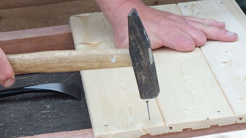 Jak vyrobit přístřešek na dřevo: celou plochu žebříku potlučeme palubkami
