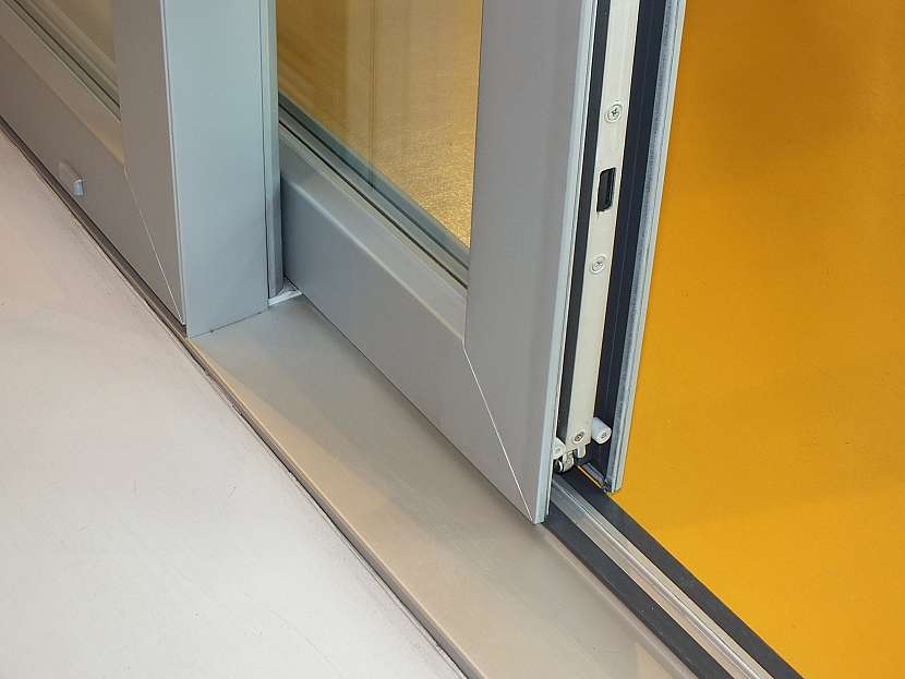 Jak vybírat okna: HS portál jsou nízkoprahové zdvižněposuvné dveře, které lze provést i s bezbariérovým prahem
