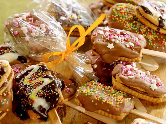Domácí lízátka ze sušenek vaše děti určitě nadchnou (Zdroj: Prima DOMA MEDIA, s.r.o.)
