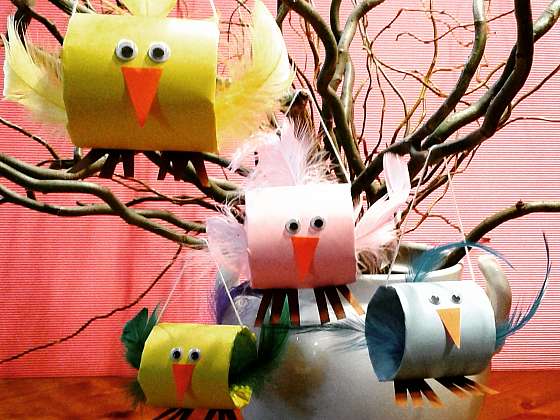 Vyrobte si barevné ptáčky z papírových ruliček (Zdroj: Kateřina Poslušná)