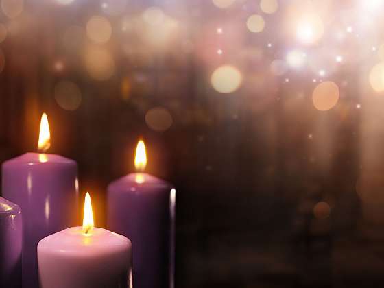 Adventní svíčky se zapalují na 1. adventní neděli (Zdroj: Depositphotos)