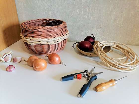 Pro uskladnění cibule si upleťte košík z přírodních materiálů (Zdroj: Silva Pokorná)