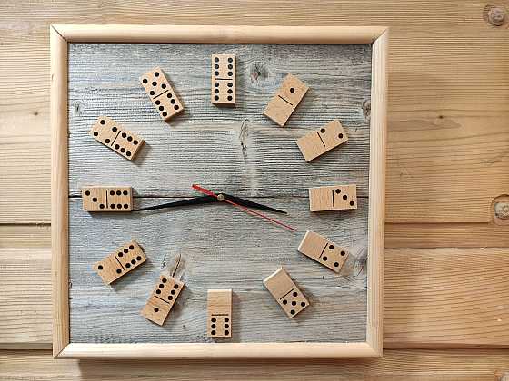 otevřít: Vyrobte si originální dřevěné hodiny s dominem