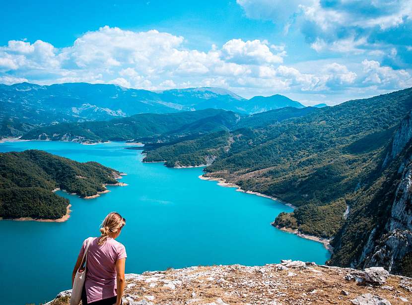 Jezero Bovilla s průzračně modrou hladinou