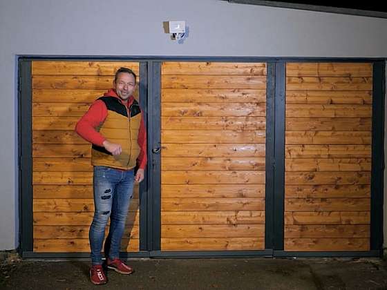 Pepa renovuje stará garážová vrata