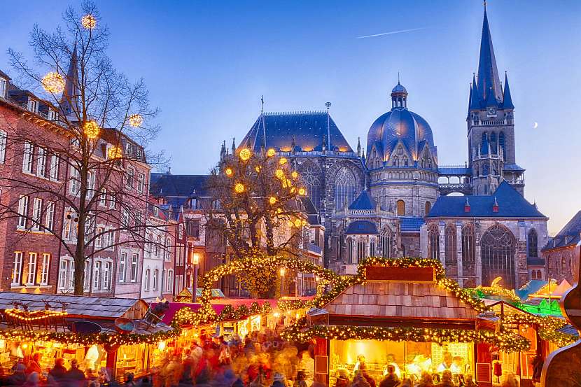 Adventní zájezd vás zavede třeba na vánoční trh kolem katedrály a radnice v Cáchách (Zdroj: Depositphotos (https://cz.depositphotos.com))